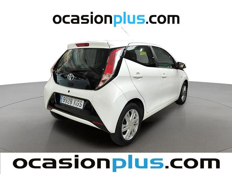 Begagnad Toyota Aygo X-play 69 HK (50 kW) 2018 Vit Halvkombi