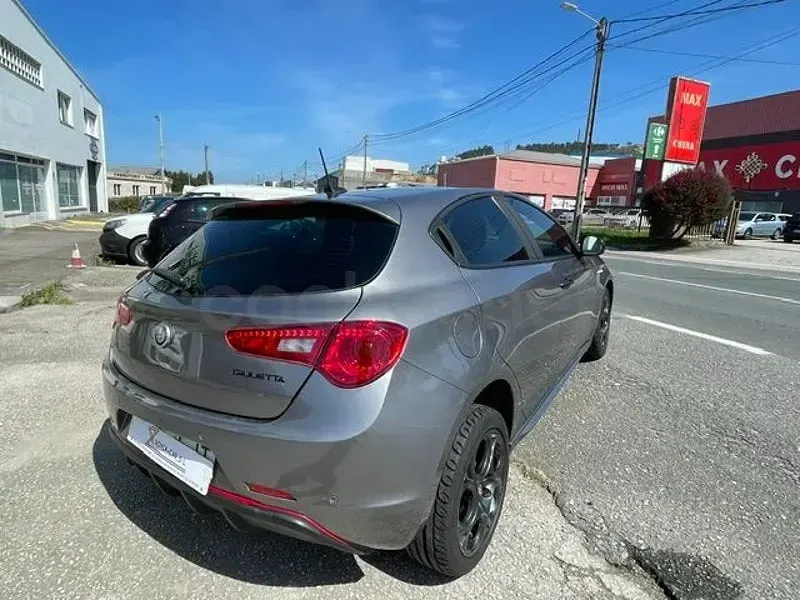 Usado Alfa Romeo Giulietta 120 CV (88 kW) 2021 Gris / plata Berlina