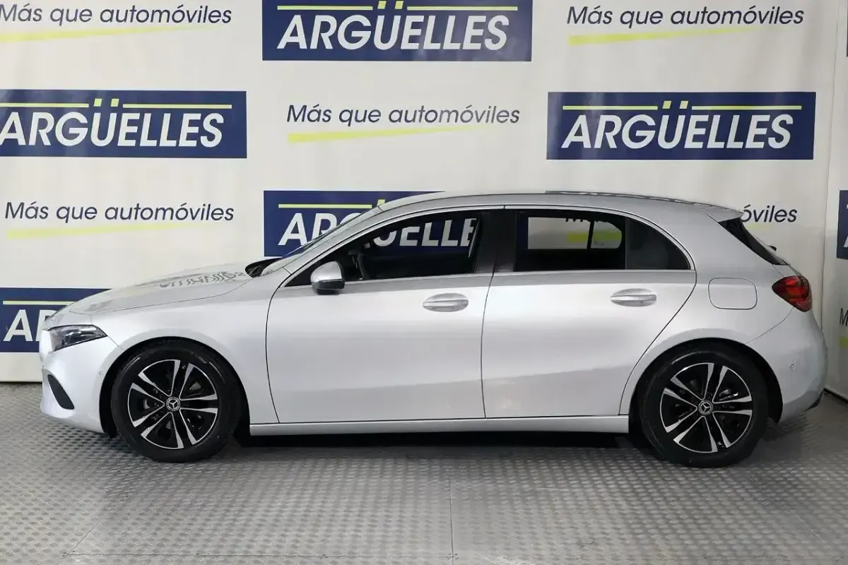 Usado Mercedes A200 163 CV (119 kW) 2023 Plateado Utilitario