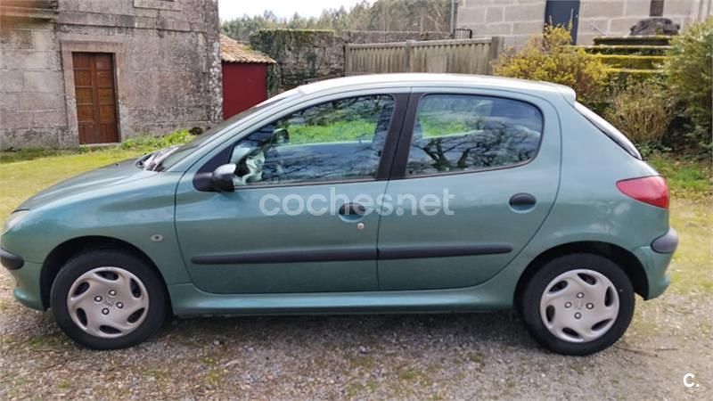Usado Peugeot 206 70 CV (51 kW) 2000 Verde Berlina