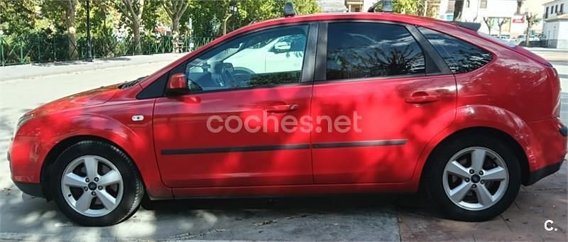Usado Ford Focus Trend 115 CV (84 kW) 2006 Rojo Berlina