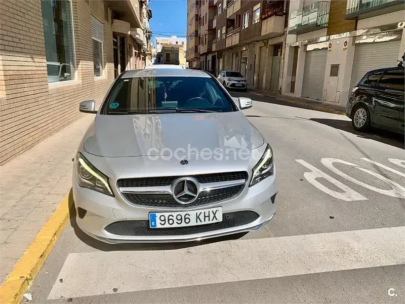 Usado Mercedes CLA180 136 CV (100 kW) 2019 Gris / plata Coupe