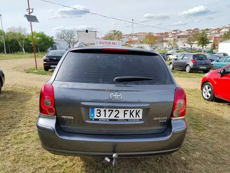 Usado Toyota Avensis Sol 126 CV (92 kW) 2007 Gris / plata Familiar