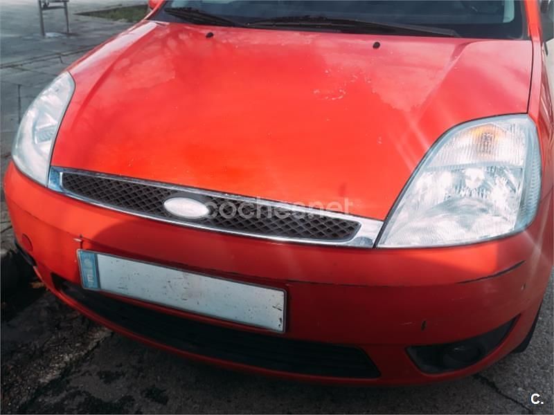 Usado Ford Fiesta 90 CV (66 kW) 2005 Rojo Coupe