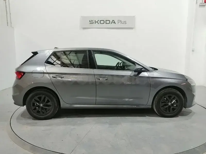 Usado Skoda Fabia Selection 115 CV (84 kW) 2025 Gris / plateado Berlina