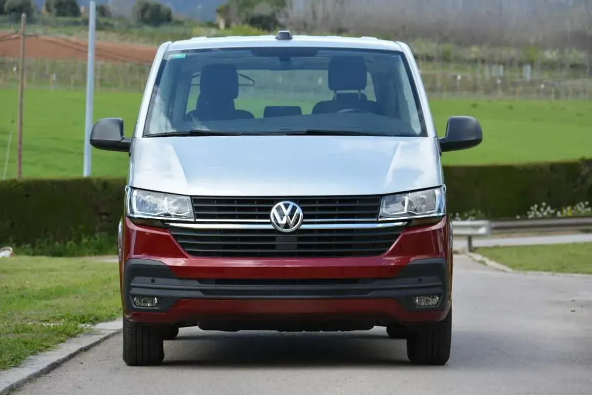 Usado VW Multivan 150 CV (110 kW) 2022 Rojo Monovolumen