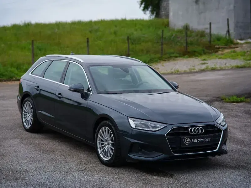 Usado Audi A4 Advanced Plus 136 CV (100 kW) 2022 Gris / plata Familiar