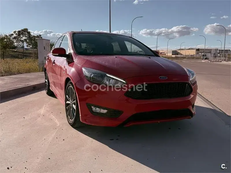 Usado Ford Focus ST-Line 125 CV (91 kW) 2018 Rojo Berlina