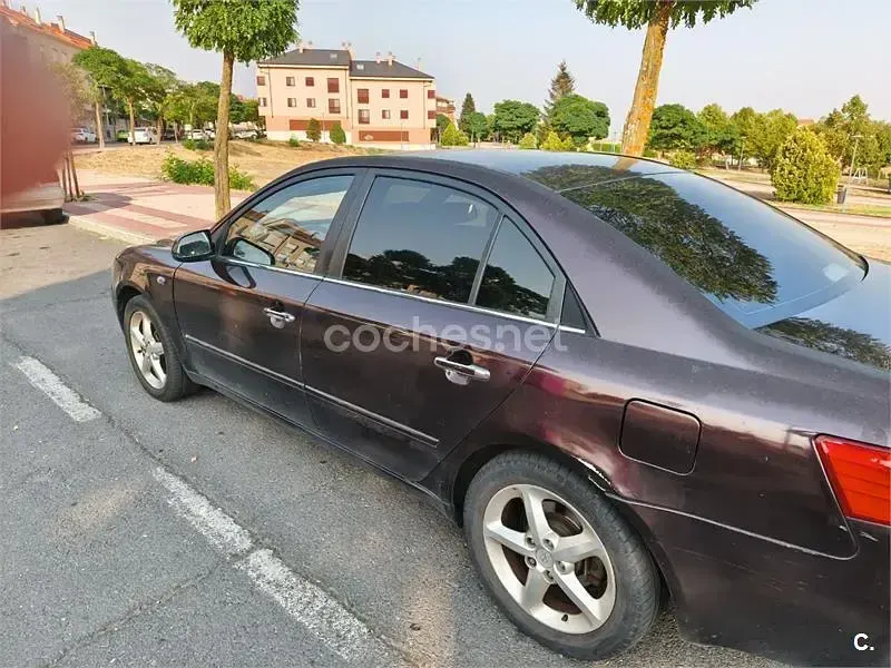 Usado Hyundai Sonata Style 140 CV (102 kW) 2006 Granate Berlina