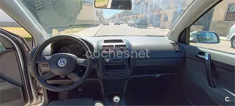 Usado VW Polo Highline 100 CV (73 kW) 2002 Gris / plata Utilitario