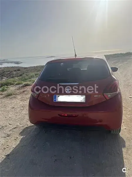 Usado Peugeot 208 Access 75 CV (55 kW) 2016 Rojo Utilitario
