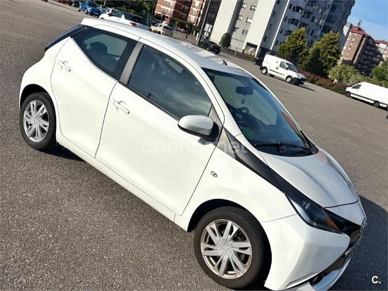 Usado Toyota Aygo X-play 69 CV (50 kW) 2015 Blanco Utilitario