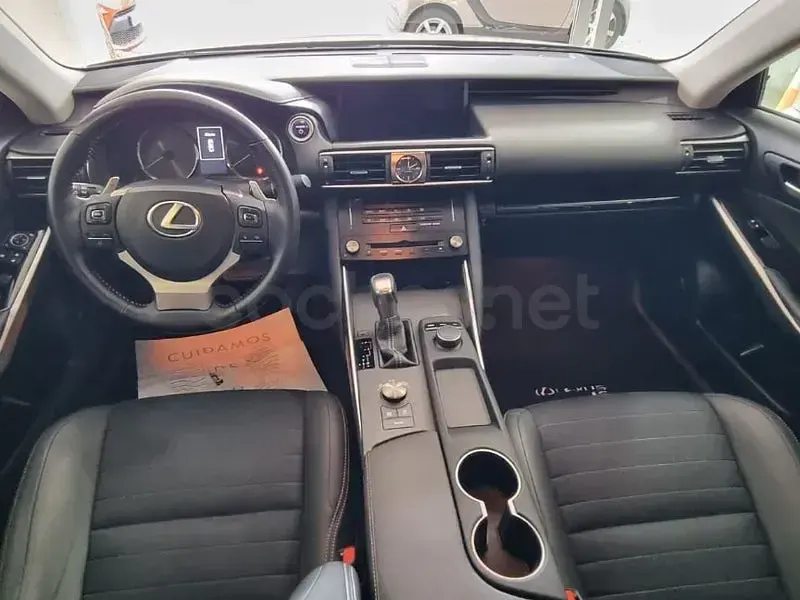 Usado Lexus IS300h Executive Line 223 CV (164 kW) 2018 Gris / plata Berlina