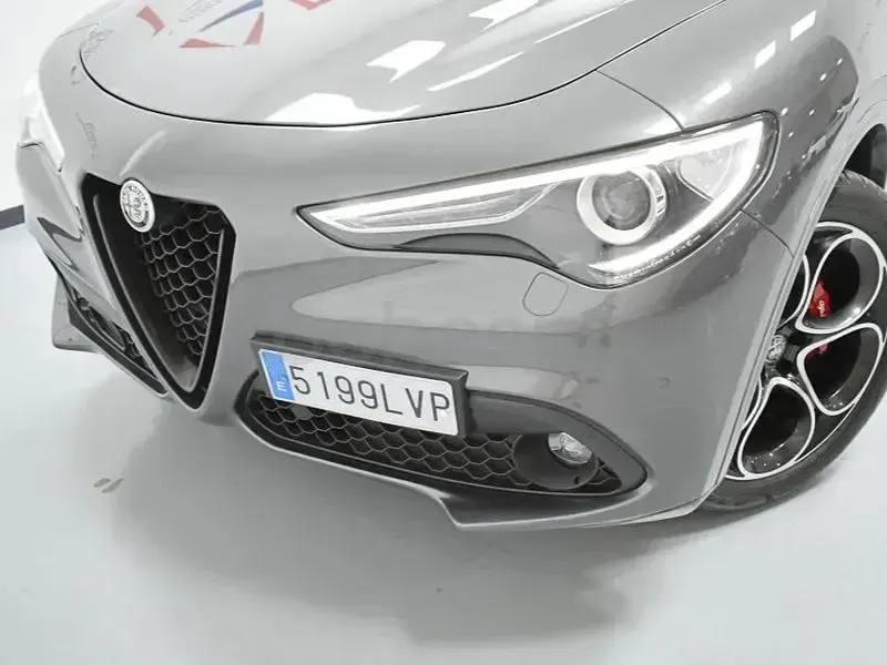 Usado Alfa Romeo Stelvio Veloce 210 CV (154 kW) 2022 Gris / plata SUV