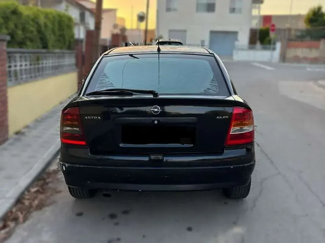 Usado Opel Astra Edition 125 CV (91 kW) 2002 Negro Berlina