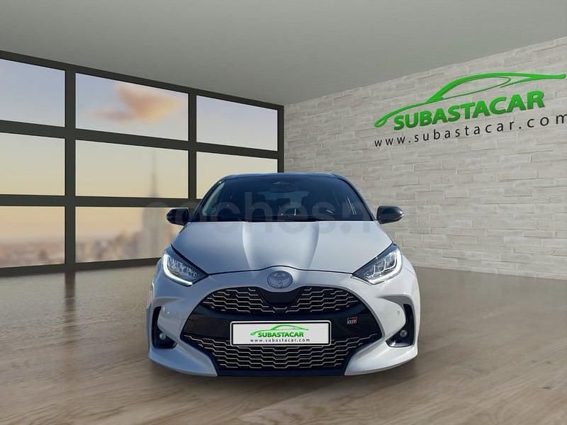 Usado Toyota Yaris Hybrid Plus 130 CV (95 kW) 2024 Gris / plata Berlina