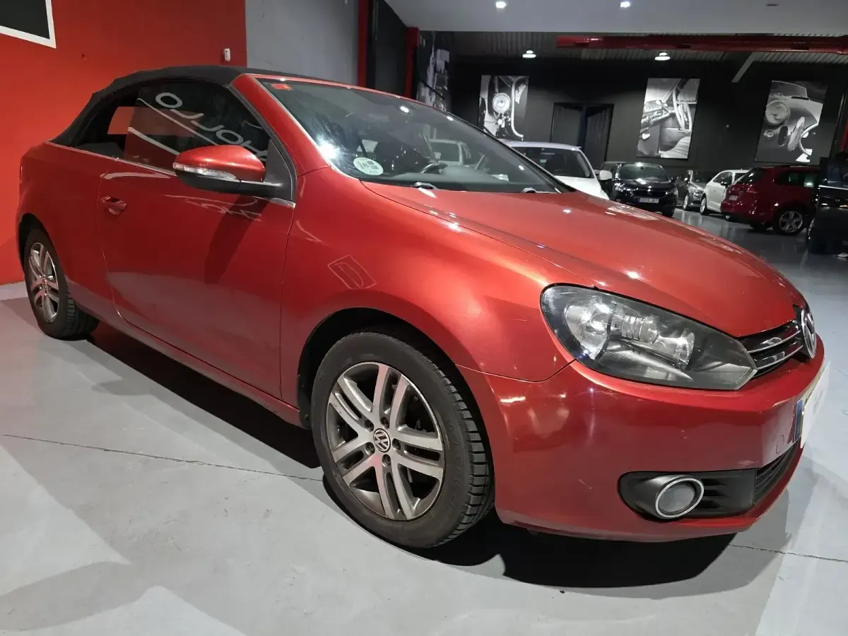 Usado VW Golf VII 105 CV (77 kW) 2012 Granate Descapotable