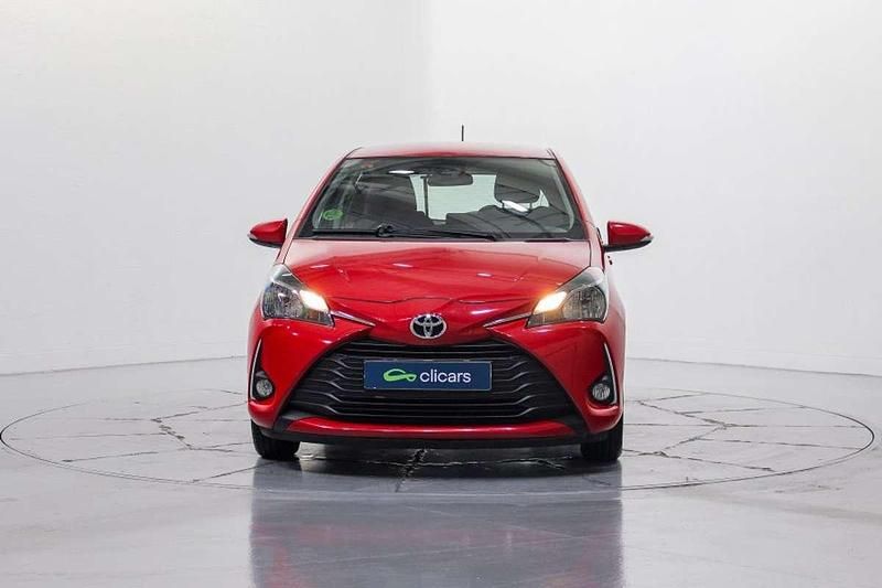 Usado Toyota Yaris Active 69 CV (50 kW) 2019 Rojo Utilitario