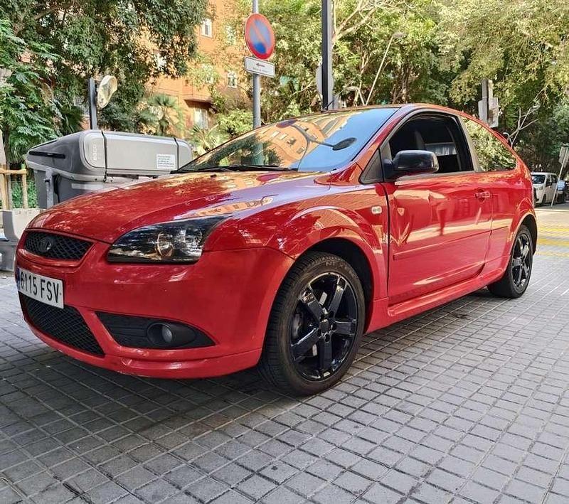 Rojo Usado 2007 Ford Focus Trend Utilitario | 4490 € (Precio justo) - Imagen 1/4