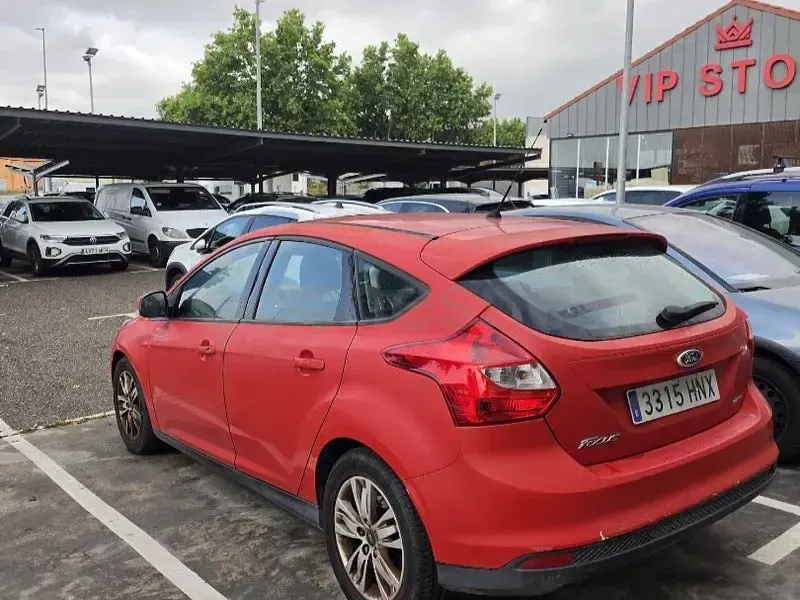 Usado Ford Focus Trend 100 CV (73 kW) 2013 Rojo Berlina