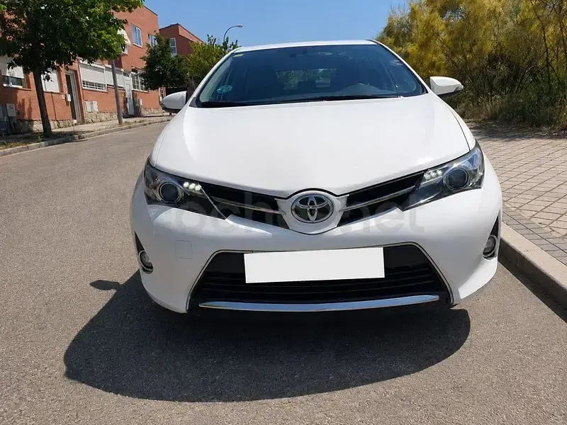 Usado Toyota Auris Active 132 CV (97 kW) 2013 Blanco Berlina