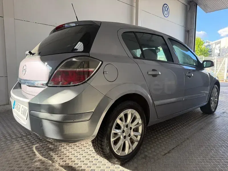 Brugt Opel Astra Enjoy 110 HK (80 kW) 2009 Grå Sedan