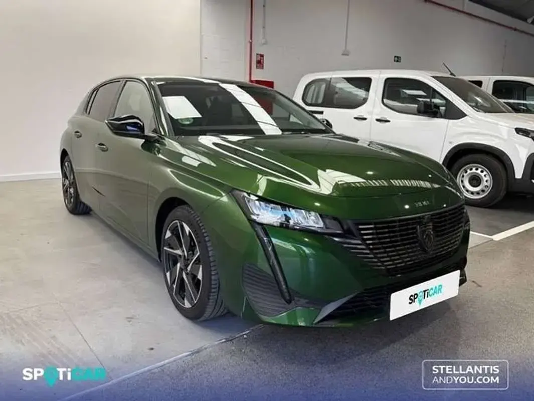Usado Peugeot 308 Allure 131 CV (96 kW) 2022 Verde Utilitario