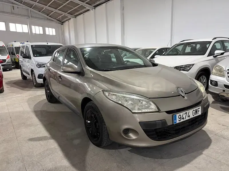 Usado Renault Mégane III Authentique 85 CV (62 kW) 2010 Beige Berlina