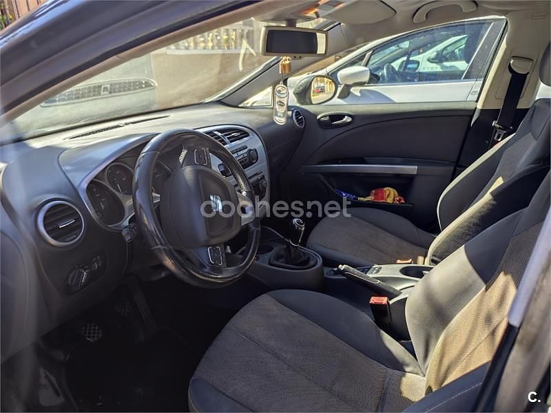 Usado Seat Leon Ecomotive 105 CV (77 kW) 2010 Gris / plata Utilitario