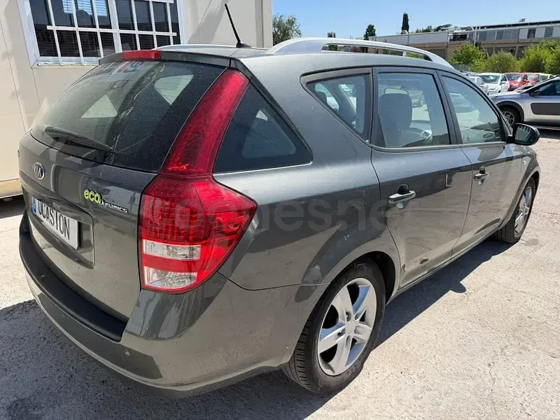 Usado Kia Ceed Sportswagon 110 CV (80 kW) 2013 Gris / plata Familiar