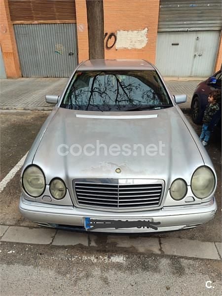 Usado Mercedes E300 Elegance 177 CV (130 kW) 1999 Gris / plata Berlina
