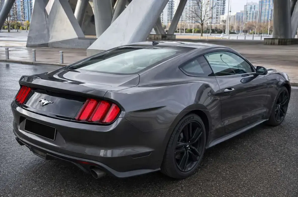 Usado Ford Mustang Fastback 314 CV (230 kW) 2016 Gris Coupe