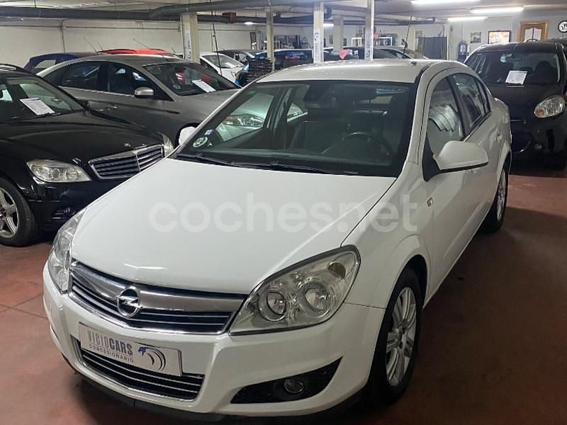 Usado Opel Astra Edition 110 CV (80 kW) 2011 Blanco Berlina
