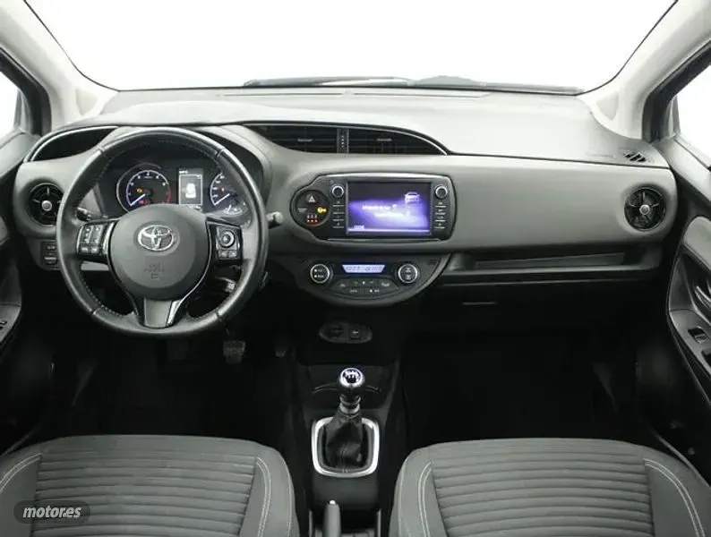 Usado Toyota Yaris Active 111 CV (81 kW) 2018 Azul Berlina