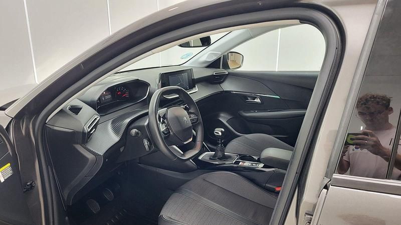 Usado Peugeot 208 Allure 102 CV (75 kW) 2023 Gris Utilitario