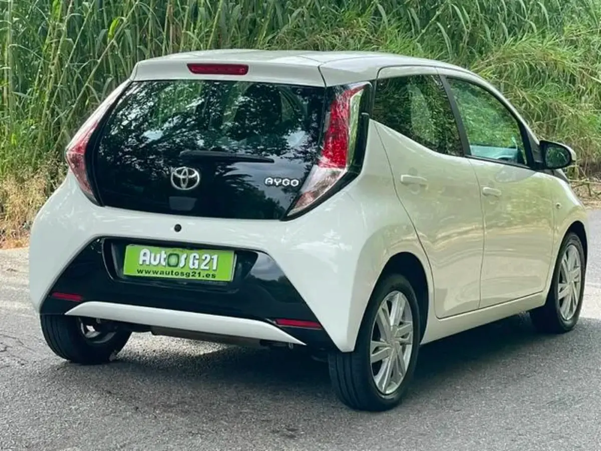 Usado Toyota Aygo X-cite 69 CV (50 kW) 2016 Blanco Utilitario
