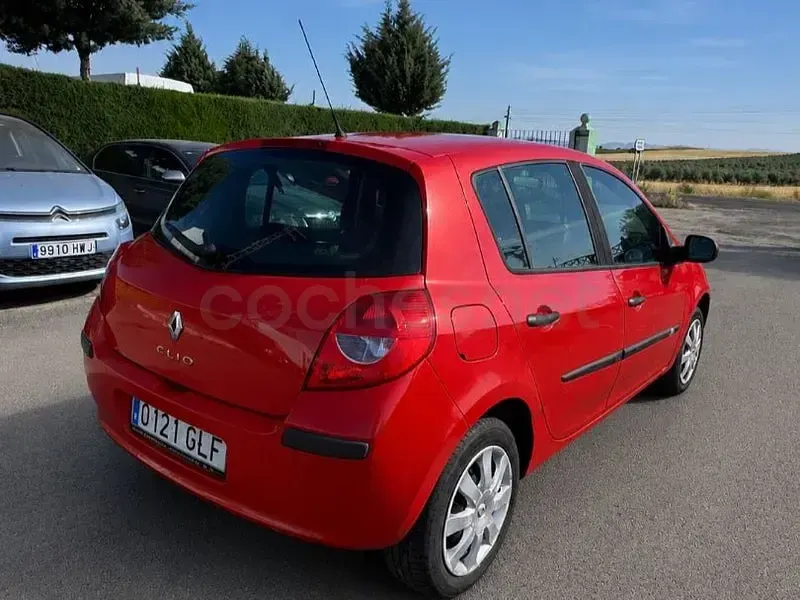 Usado Renault Clio II 85 CV (62 kW) 2009 Rojo Berlina