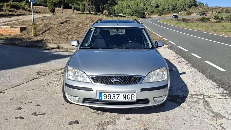 Usado Ford Mondeo Ghia 145 CV (106 kW) 2003 Gris Berlina