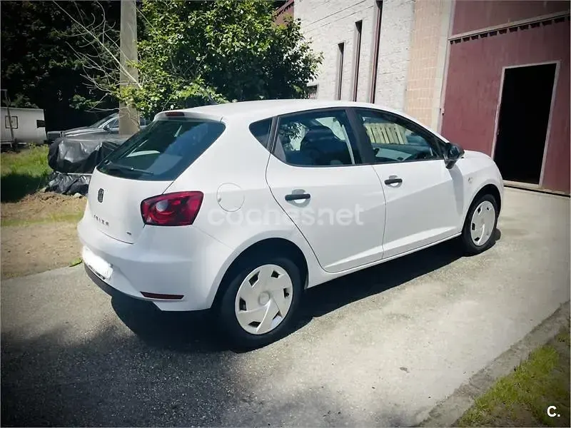 Usado Seat Ibiza Copa 90 CV (66 kW) 2013 Blanco Berlina