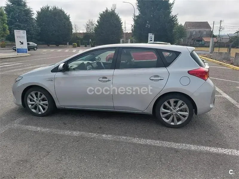 Usado Toyota Auris Hybrid Active 136 CV (100 kW) 2014 Gris / plata Berlina