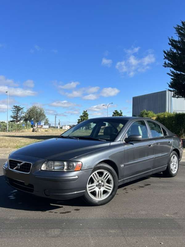 Usado Volvo S60 163 CV (119 kW) 2004 Gris Berlina