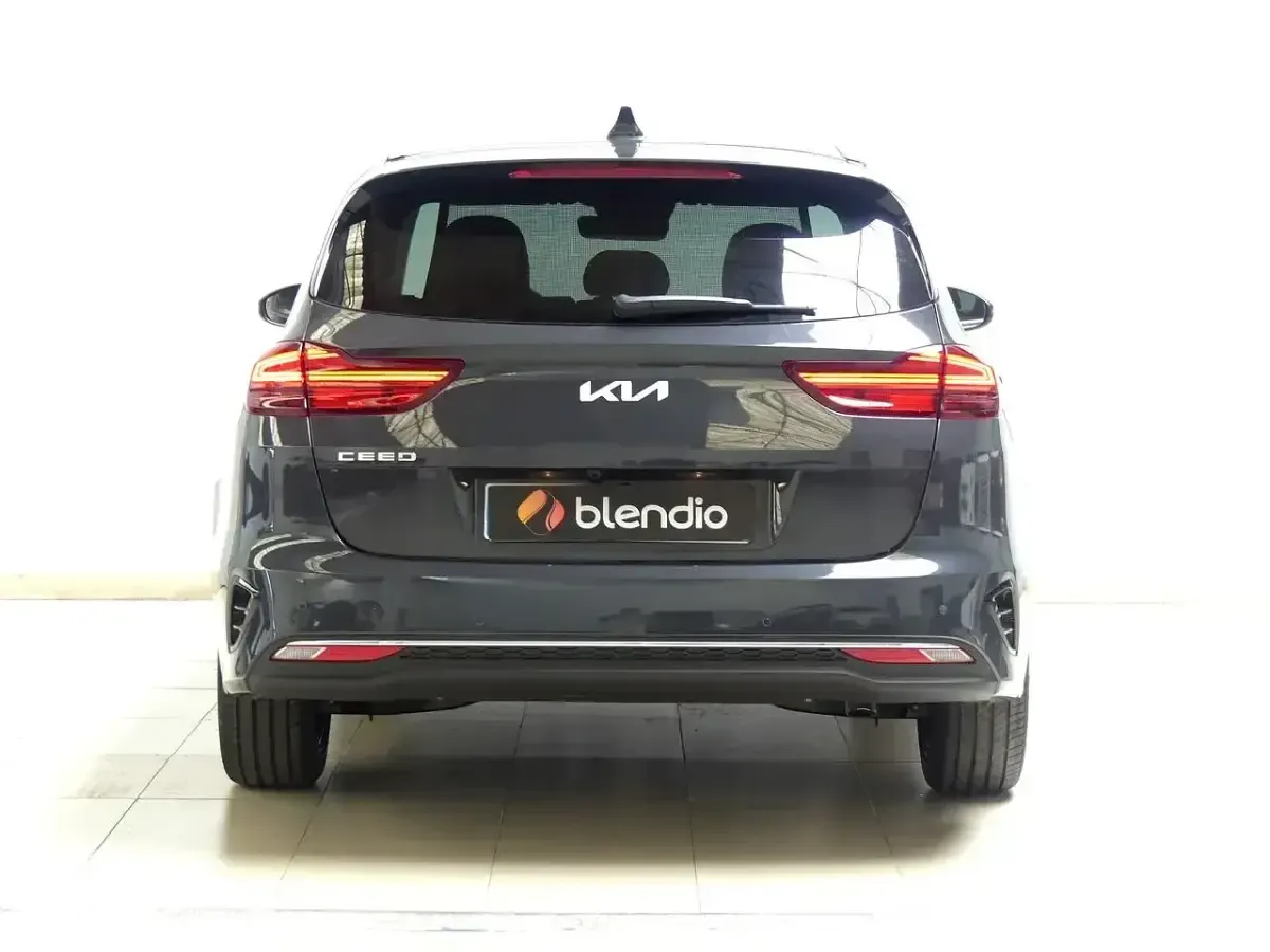 Usado Kia Ceed 120 CV (88 kW) 2024 Oscuro Utilitario
