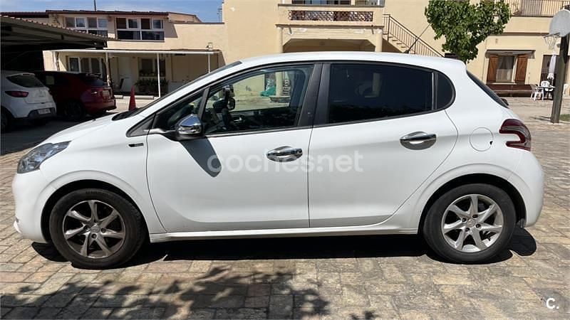 Begagnad Peugeot 208 Style 82 HK (60 kW) 2014 Vit Halvkombi