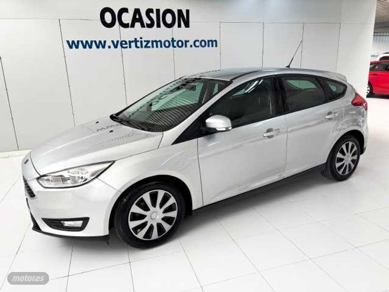 Plateado Usado 2015 Ford Focus Trend Utilitario | 9800 € (Un poco caro) - Imagen 1/4