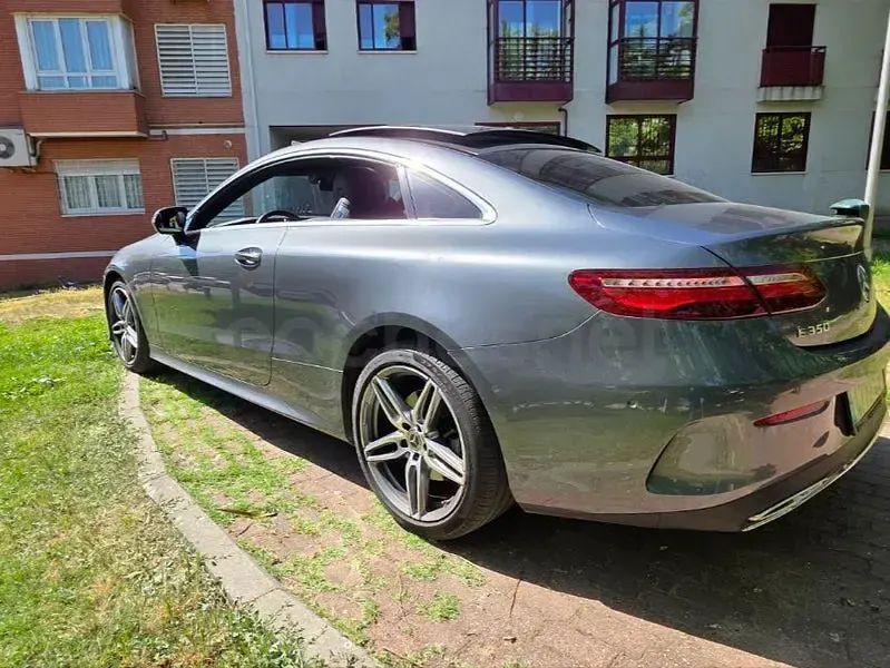 Usado Mercedes E350 299 CV (219 kW) 2020 Gris / plata Coupe