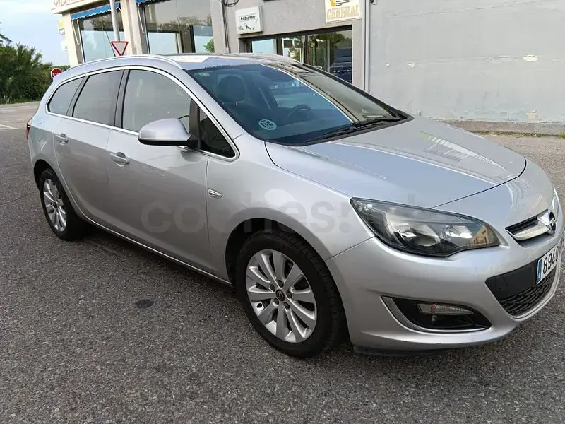 Usado Opel Astra Sportive 165 CV (121 kW) 2013 Gris / plata Berlina