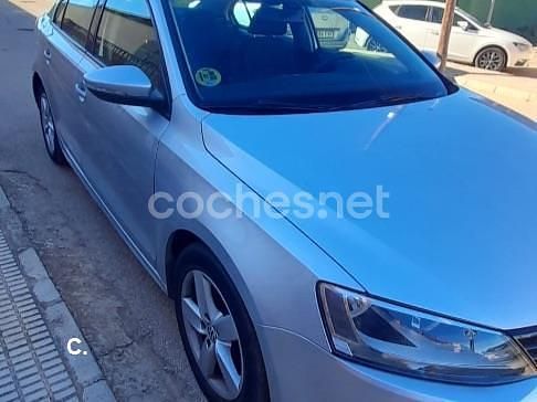 Usado VW Jetta Advance 105 CV (77 kW) 2011 Gris / plata Berlina