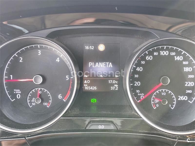 Usado VW Touran Advance 150 CV (110 kW) 2016 Granate Monovolumen