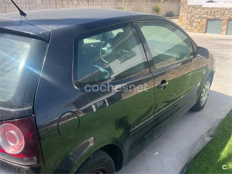 Usado VW Polo Trendline 75 CV (55 kW) 2002 Negro Berlina