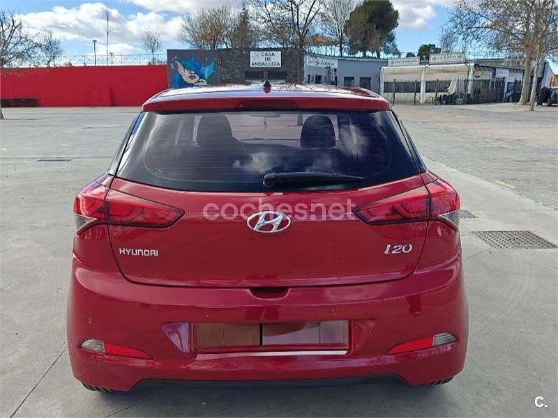 Usado Hyundai i20 84 CV (61 kW) 2015 Rojo Berlina